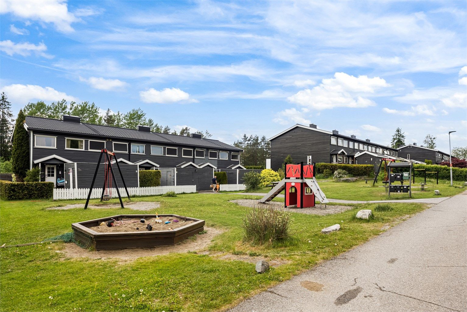 Det er flere lekeplasser på tunet - Området er trygt og svært barnevennlig, her bor det barn i alle aldre.