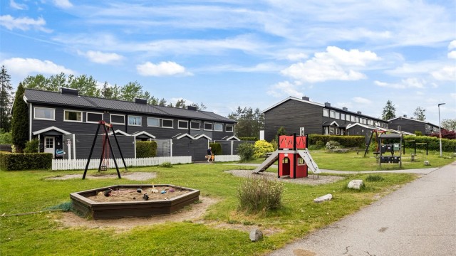 Det er flere lekeplasser på tunet - Området er trygt og svært barnevennlig, her bor det barn i alle aldre.