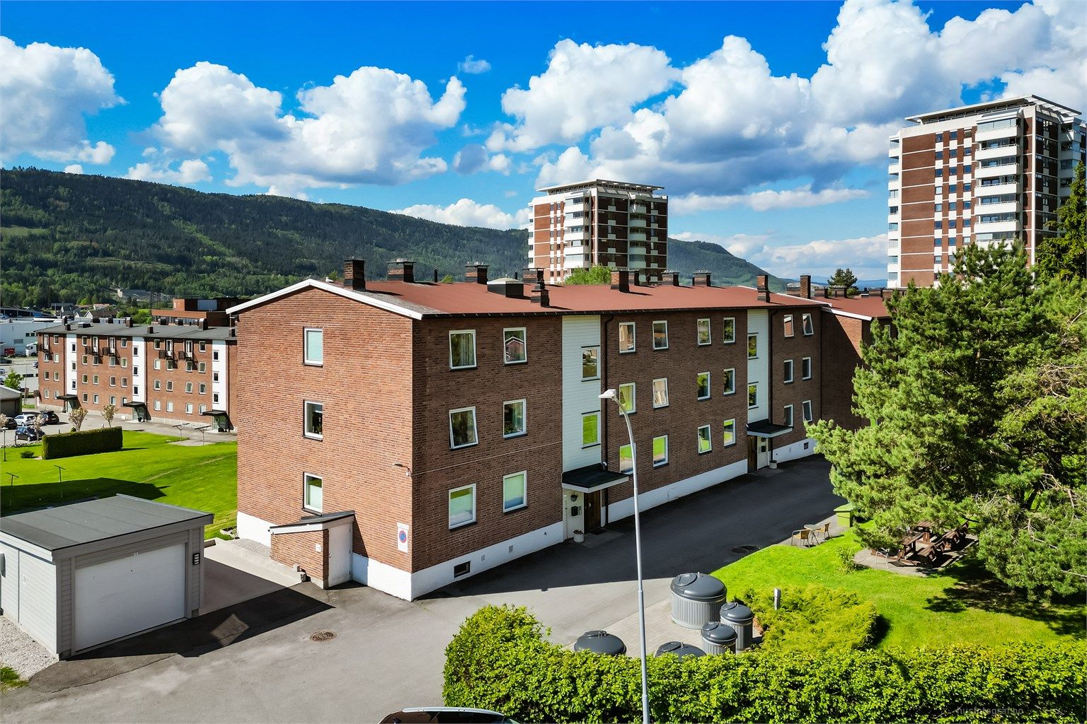 Felles overbygget inngangsparti med videre trappeadkomst til leiligheten (1. etasje).