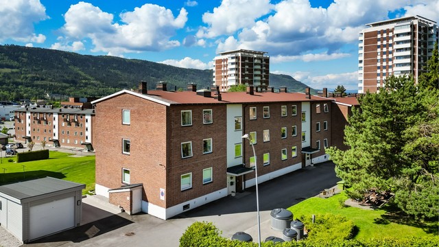 Felles overbygget inngangsparti med videre trappeadkomst til leiligheten (1. etasje).