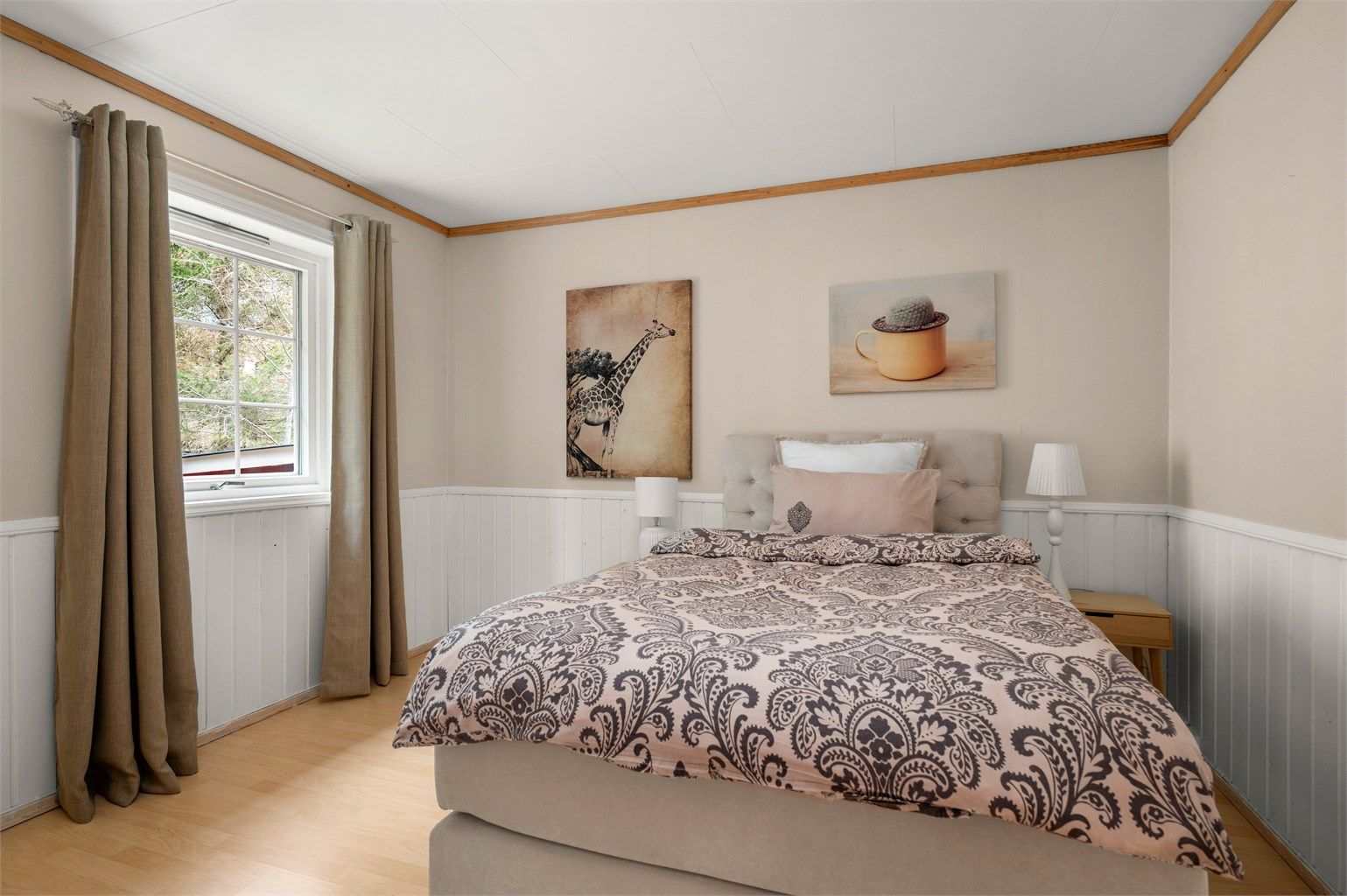 Hovedsoverommet er på 10,5 kvm og fremstår som lunt og behagelig, med plass til dobbeltseng og øvrig møblering.