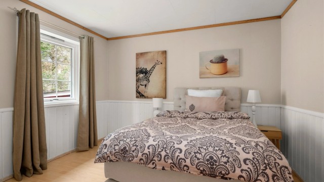 Hovedsoverommet er på 10,5 kvm og fremstår som lunt og behagelig, med plass til dobbeltseng og øvrig møblering.