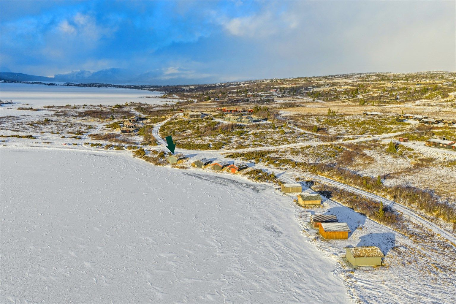 Området ligger ca 940 moh. og det er bilvei helt frem til Naustet