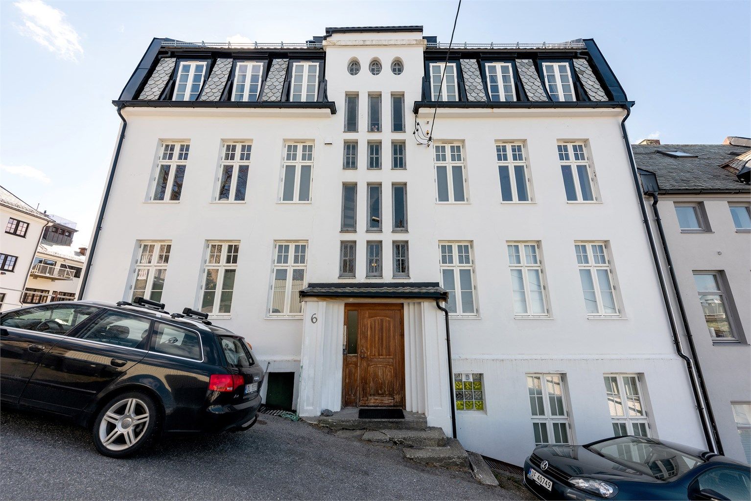 Eiendommen har en sentral beliggenhet i en rolig gate uten gjennomgangstrafikk.