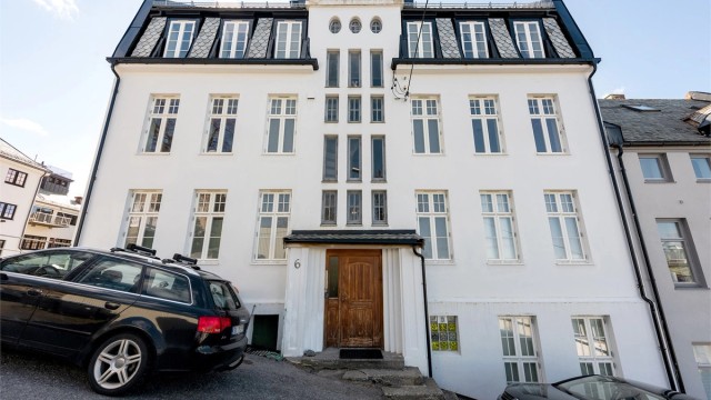 Eiendommen har en sentral beliggenhet i en rolig gate uten gjennomgangstrafikk.