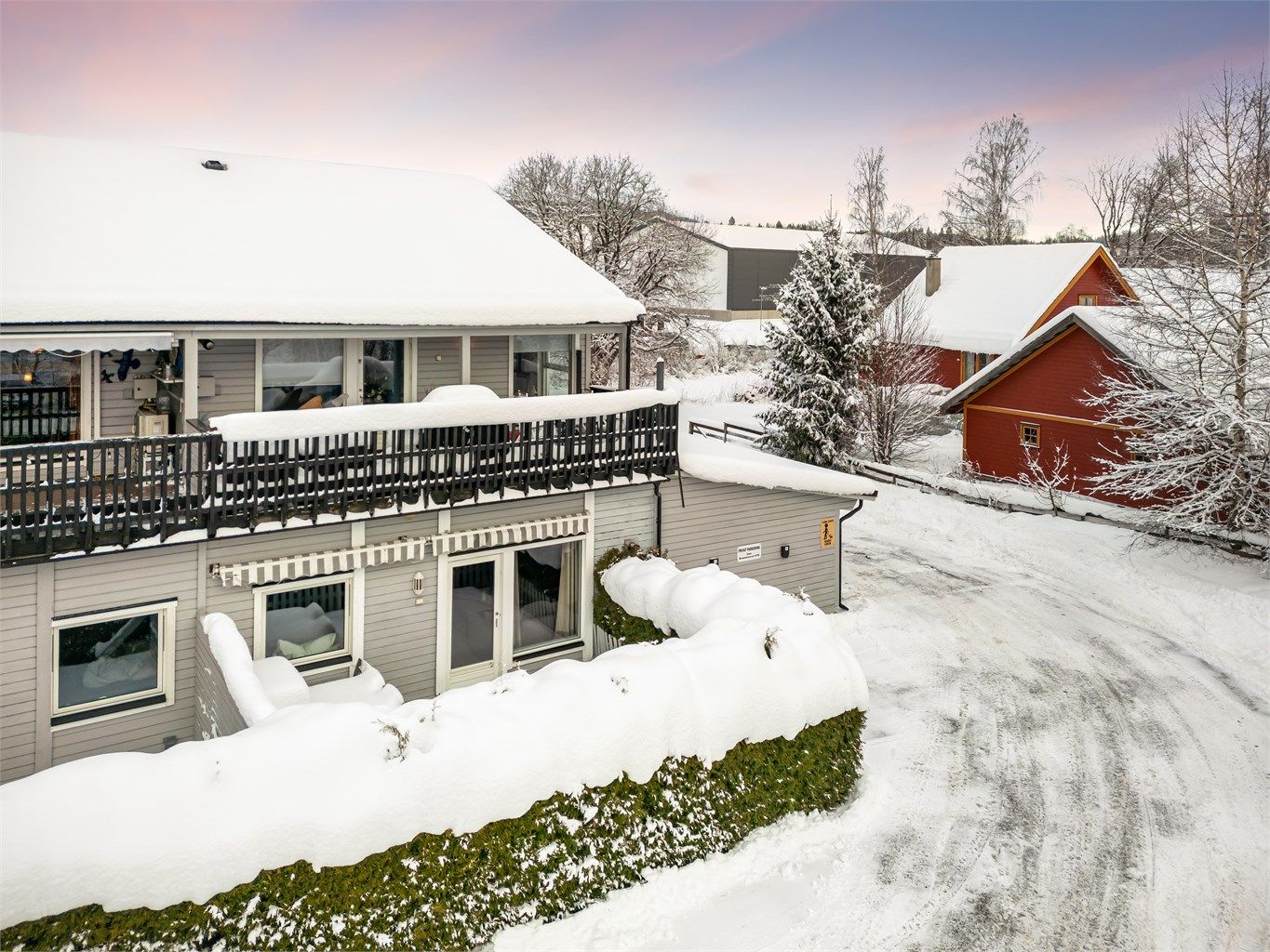 Sol fra ca. kl. 09.00 til 19.30 (midtsommerstid) iflg. selger