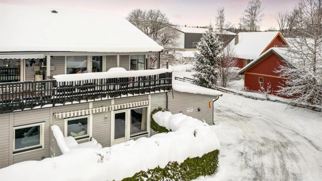 Sol fra ca. kl. 09.00 til 19.30 (midtsommerstid) iflg. selger