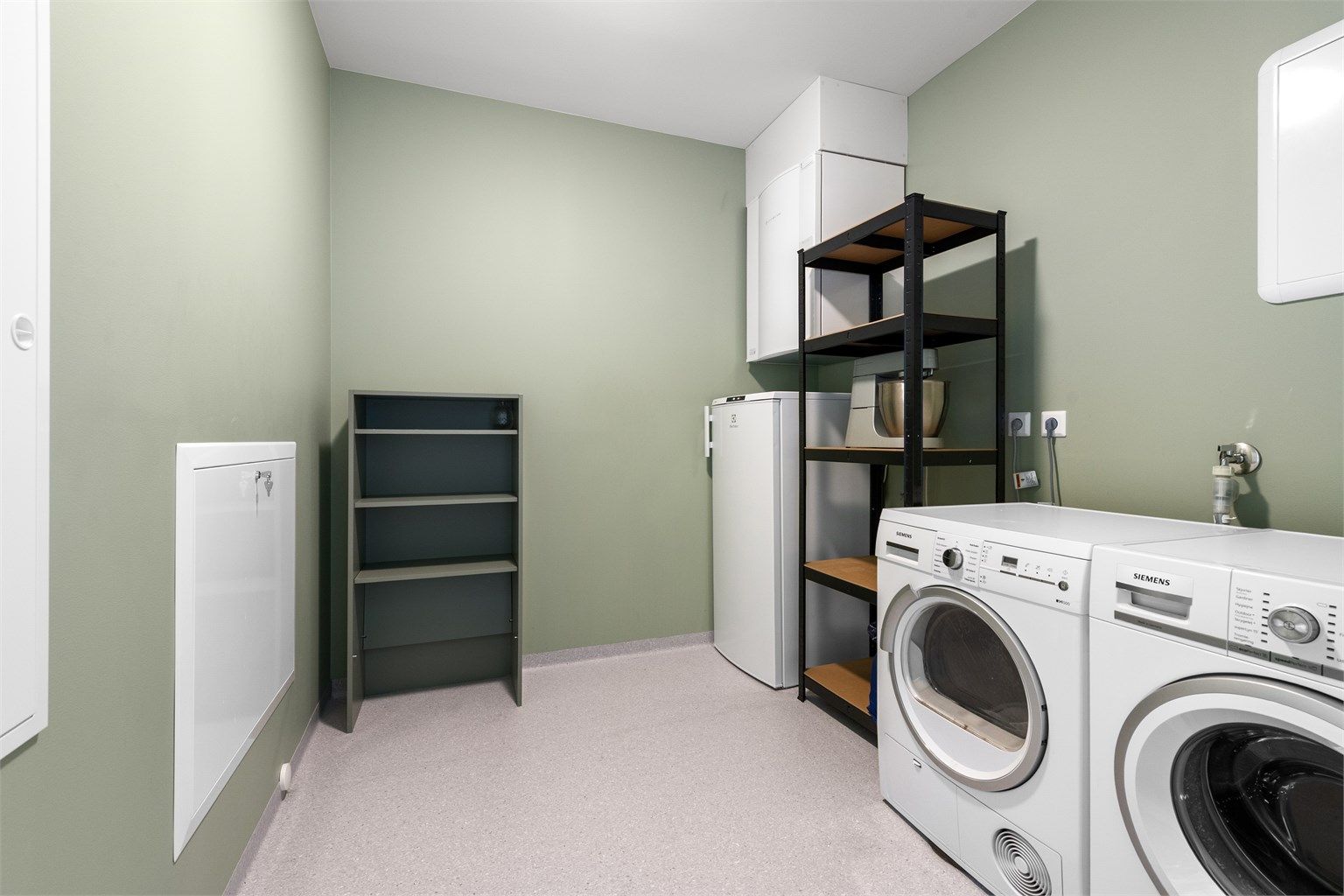 Praktisk vaskerom med opplegg for vaskemaskin. Her er også fordelerskap for rør-i-rør og vannbåren varme plassert.
Rommet er byggemeldt som bod