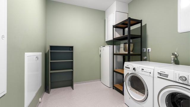 Praktisk vaskerom med opplegg for vaskemaskin. Her er også fordelerskap for rør-i-rør og vannbåren varme plassert.
Rommet er byggemeldt som bod