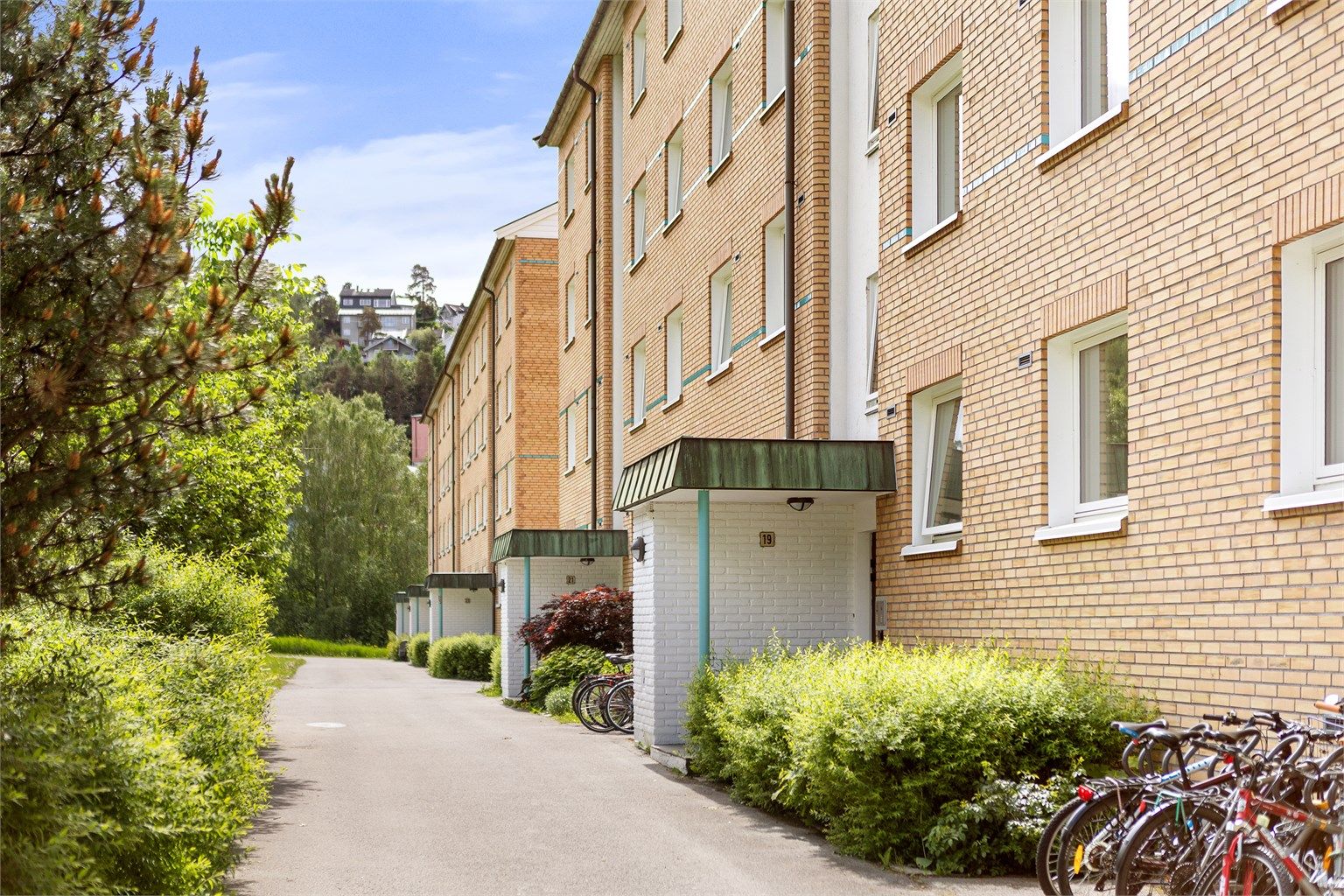 For beboere finnes det mulighet for leie av parkeringsplass i området.