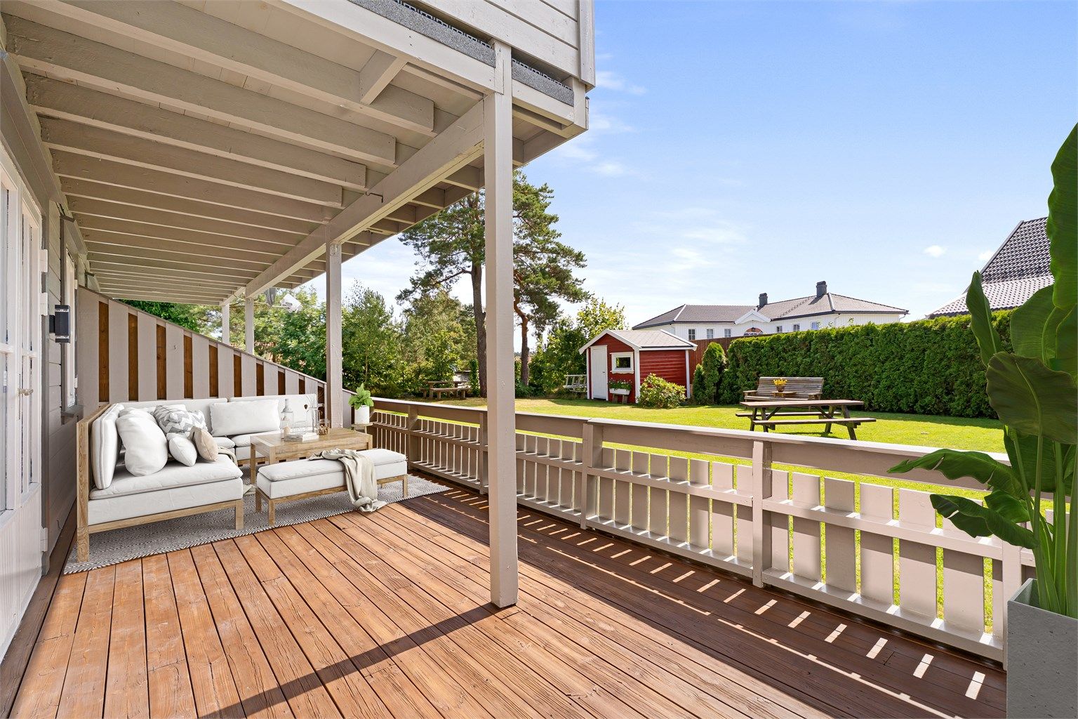 Stor solrik uteplass med sol fra tidlig morgen til sent på kveld med tilgang til felles hage for sameiet (digitalt stylet)