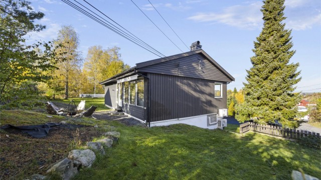 Eiendommen har en romslig plen og en naturtomt som glir fint inn i terrenget.