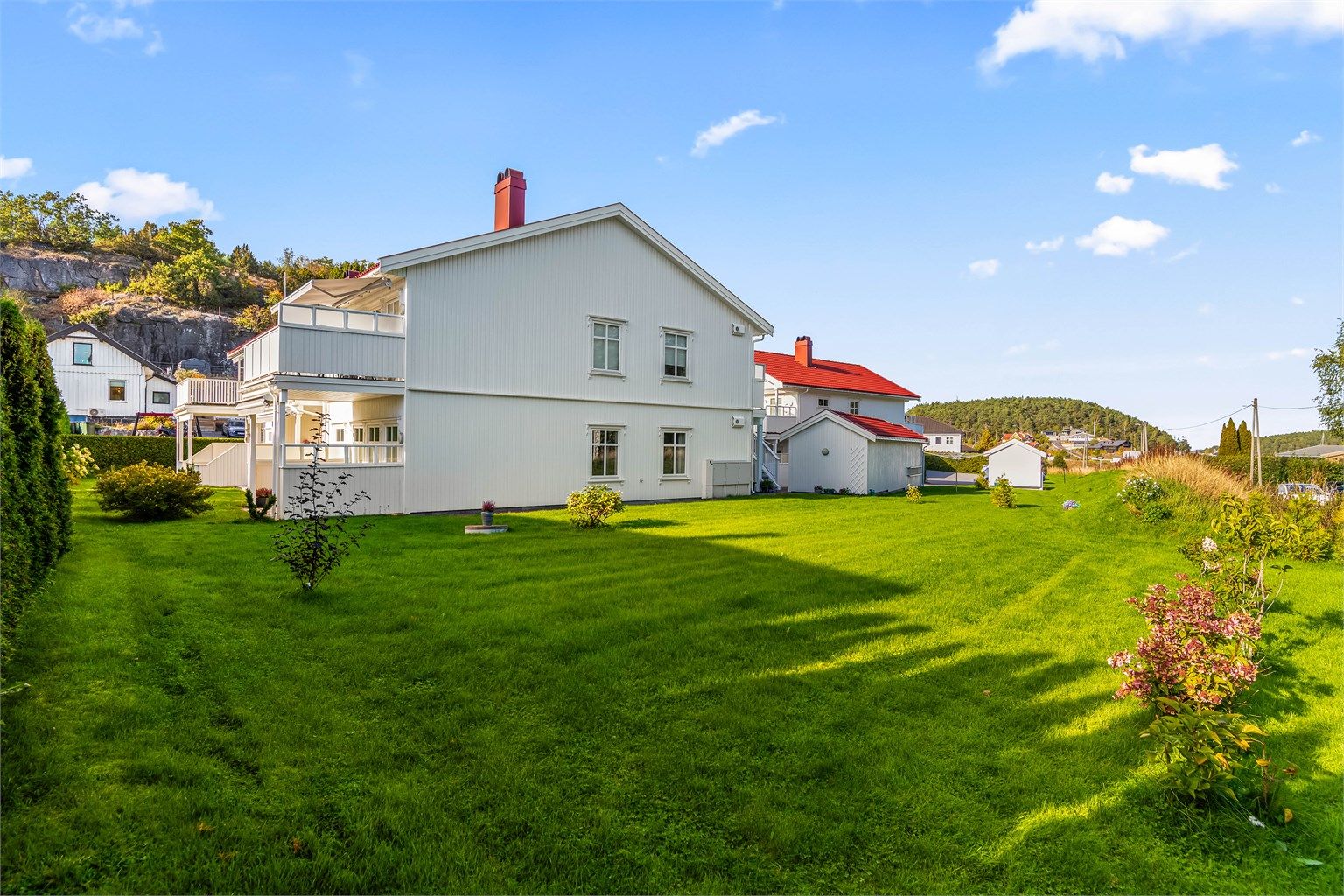 Boligen ble oppført i 2016, og fasadekledningen ble malt i regi av sameiet i 2025.