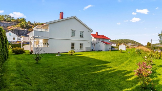 Boligen ble oppført i 2016, og fasadekledningen ble malt i regi av sameiet i 2025.