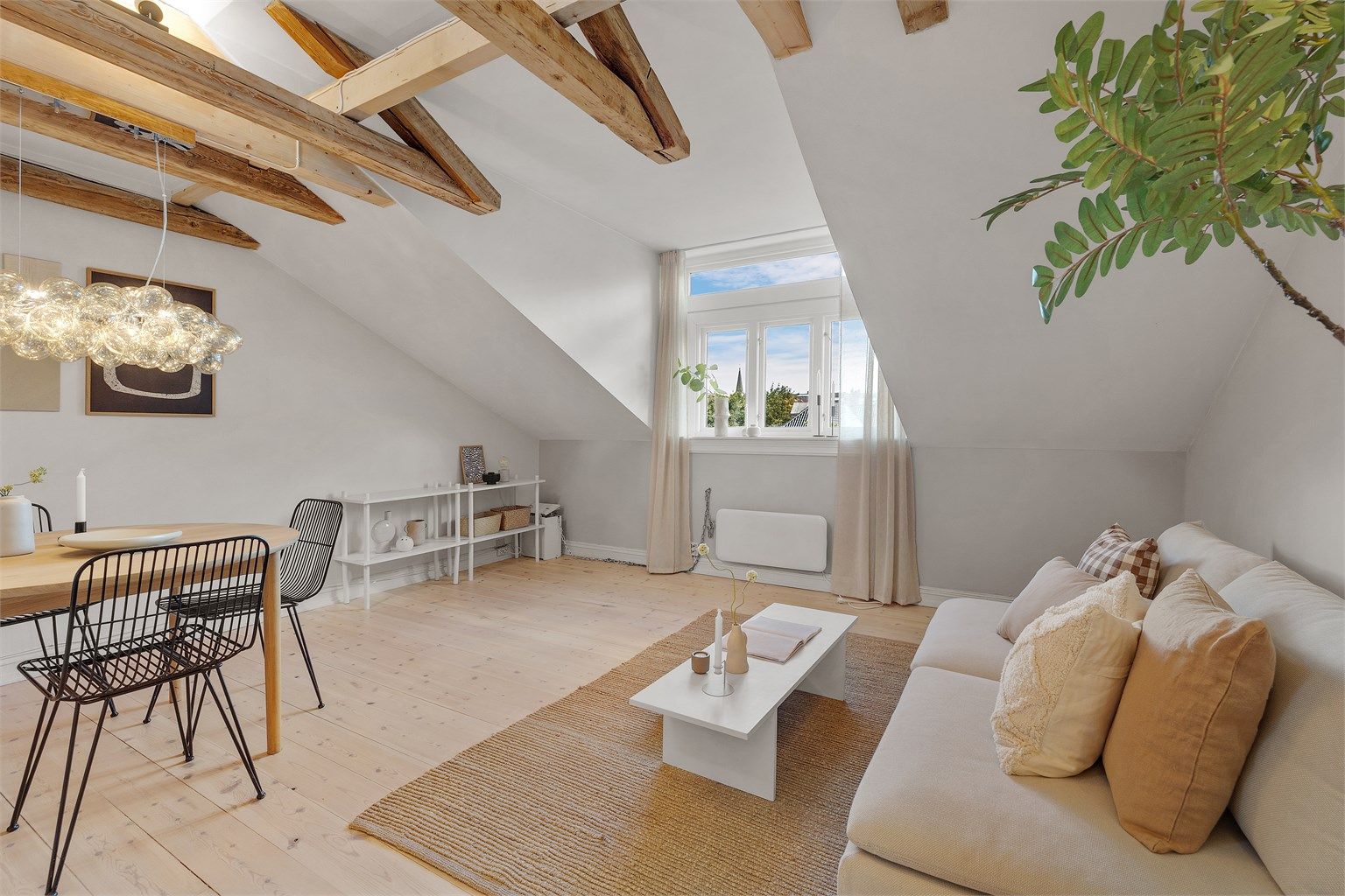 En sjarmerende og sentralt beliggende 3-roms loftsleilighet midt i hjertet av urbane Grünerløkka. 