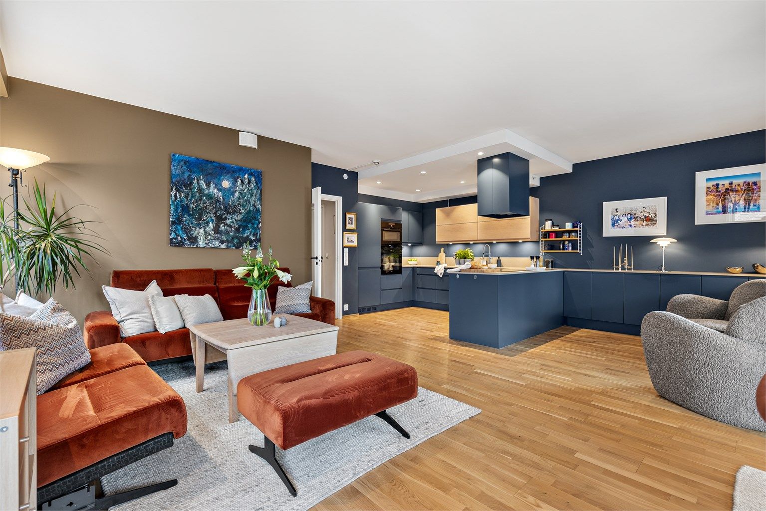 Den sosiale løsningen gjør at man enkelt kan tilbederede middagen samtidig som man holder gjestene med selskap.