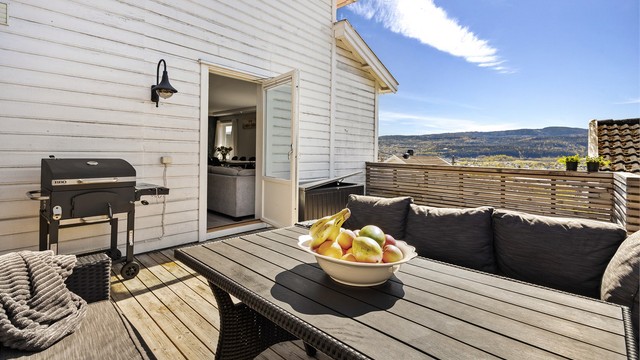 Her er det rikelig med plass for både en hyggelig sittegruppe og grill. Ikke byggemeldt veranda.