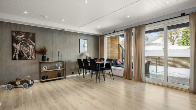 Velkommen til Romolslia 19C - og denne innbydende 3-roms andelsleiligheten beliggende i et attraktivt og rolig boligområde på Romolslia!