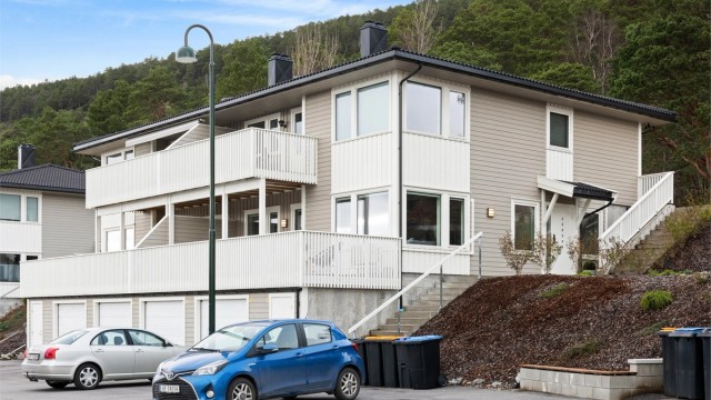 I tillegg til garasjeplassen medfølger en fast parkeringsplass på sameiets fellesområde.
