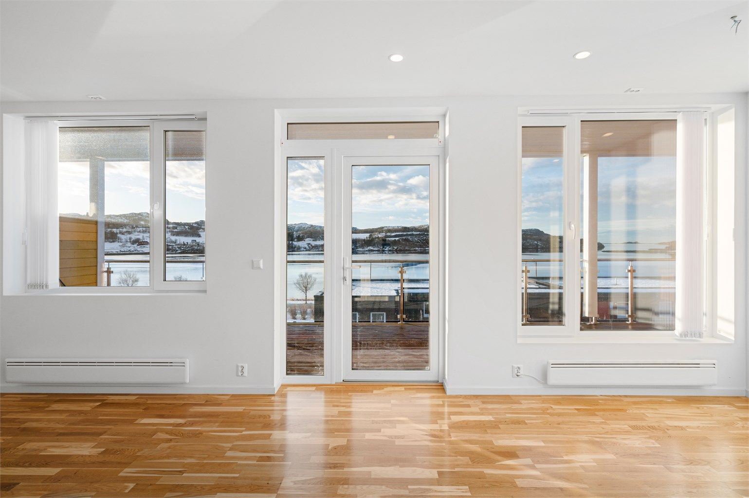 Leiligheten er gjennomgående lys og luftig med utstrakte vindusflater som sikrer rikelig med naturlig dagslys. 