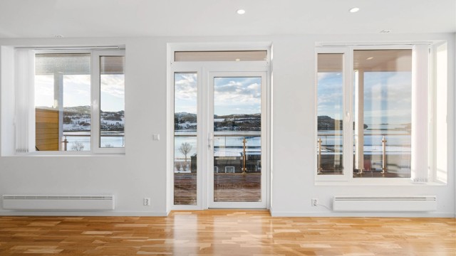 Leiligheten er gjennomgående lys og luftig med utstrakte vindusflater som sikrer rikelig med naturlig dagslys.