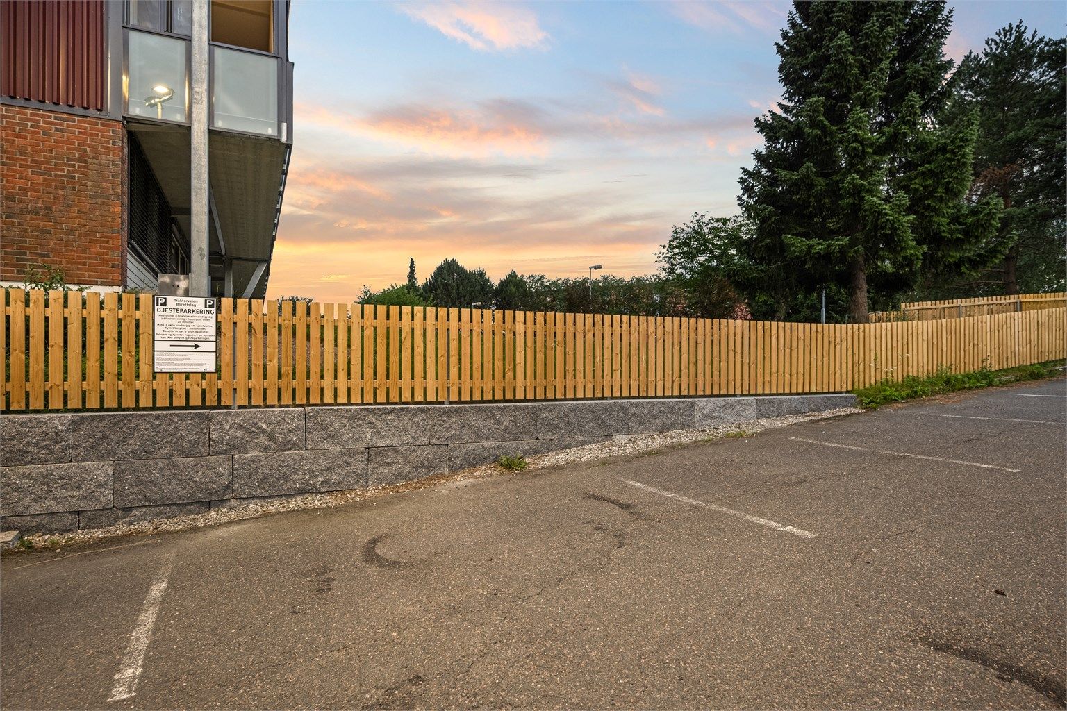 Gjesteparkering (mot registrering) like ved inngangspartiet.