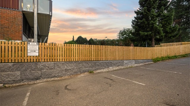 Gjesteparkering (mot registrering) like ved inngangspartiet.