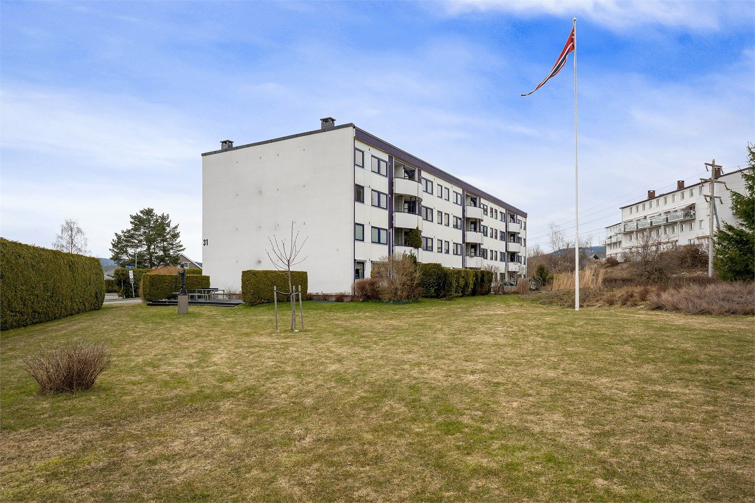 Borettslaget har en stor, opparbeidet tomt med plenarealer til felles bruk.