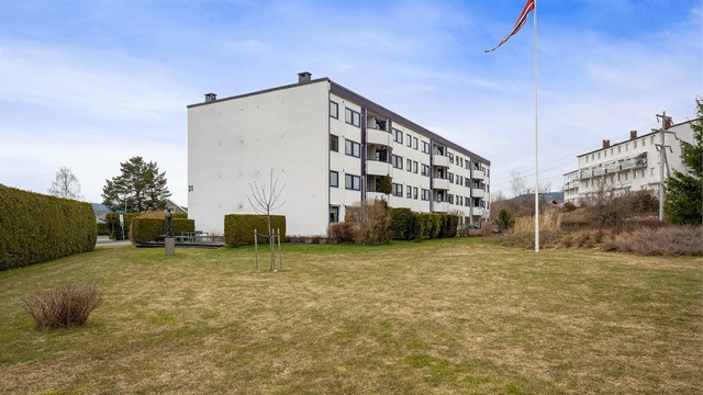 Borettslaget har en stor, opparbeidet tomt med plenarealer til felles bruk.