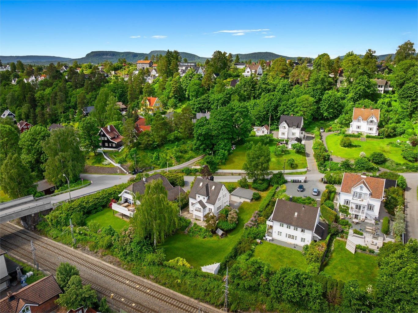 Flotte rekreasjonsmuligheter med turstier langs Lysakerelva like i nærheten.
