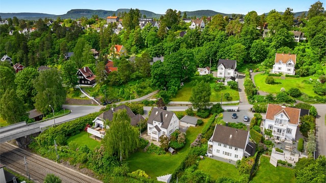 Flotte rekreasjonsmuligheter med turstier langs Lysakerelva like i nærheten.