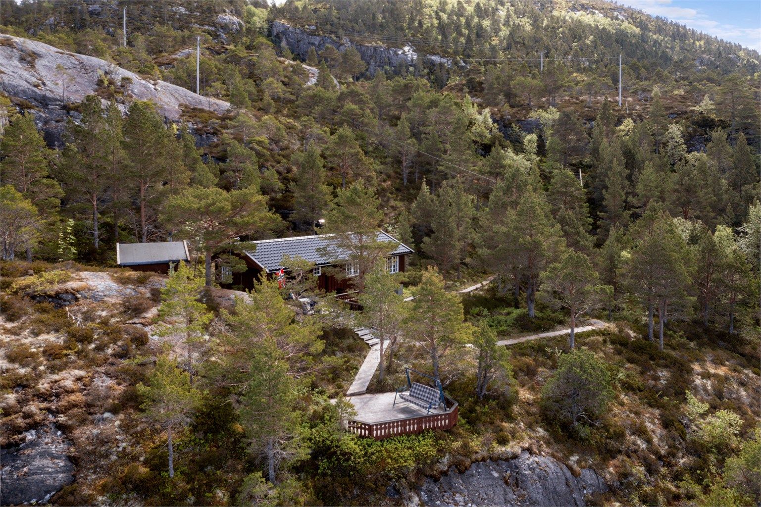 Velkommen til Rønneset 37! - en meget usjenert beliggende og koselig hytte i flotte og fredelige omgivelser.