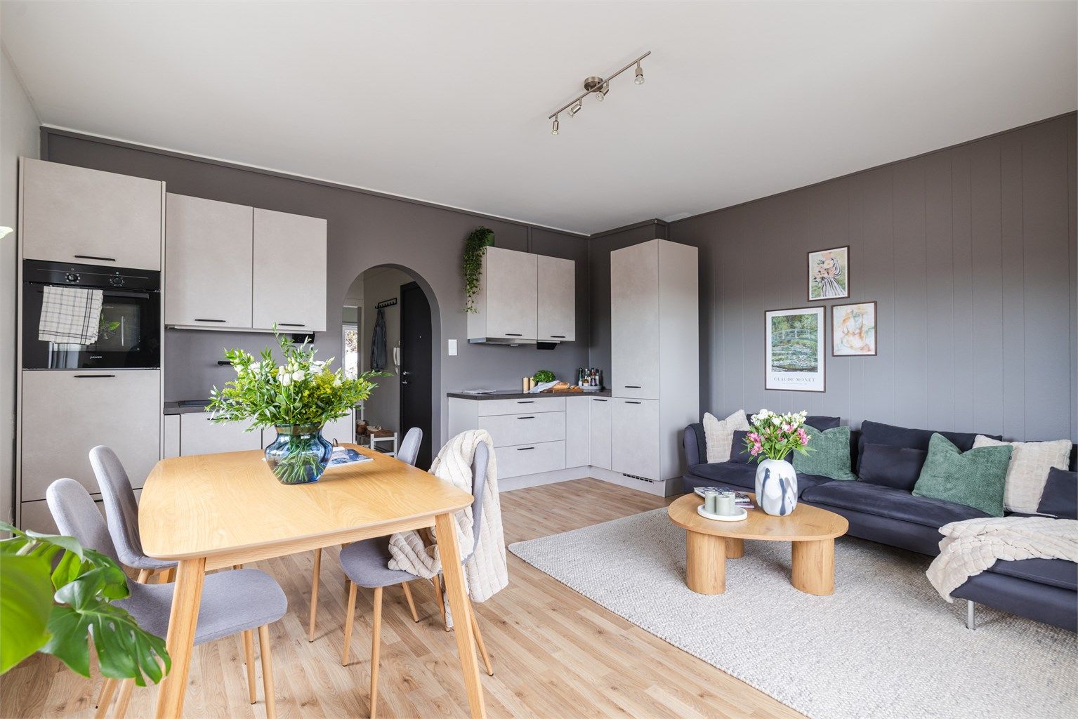 Her kan du enkelt diske opp lekre middagsretter samtidig som middagsgjestene underholdes.