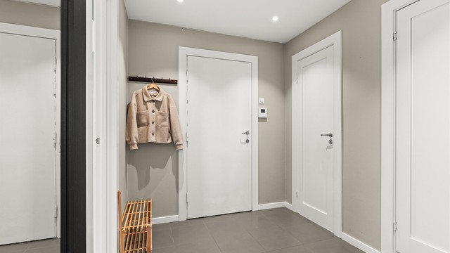Entréen har downlights med LED-pærer. Her er det også tilgang til en praktisk innvendig bod.