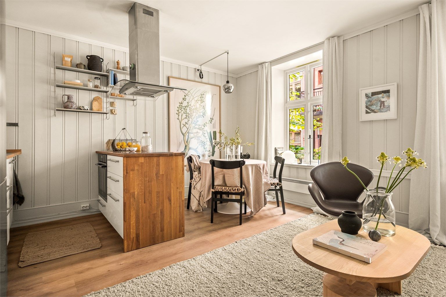 Rommet oppleves lyst og luftig, med store vinduer som gir fint utsyn mot bakgården.