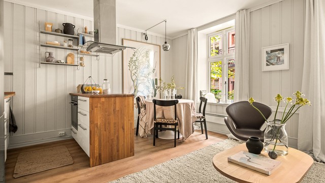 Rommet oppleves lyst og luftig, med store vinduer som gir fint utsyn mot bakgården.