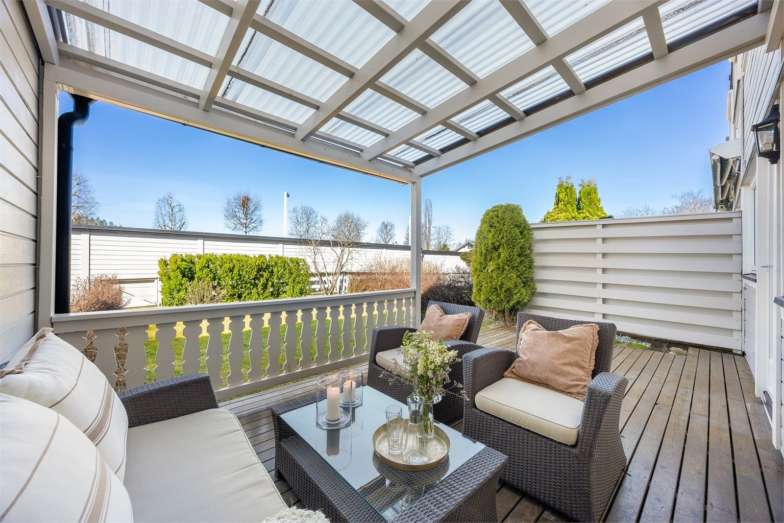 Velkommen til Karisveien 15! Et familievennlig rekkehus med egen hage og en skjermet, overbygd terrasse.