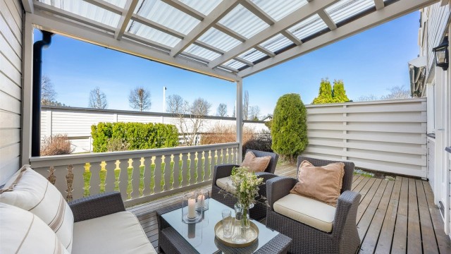 Velkommen til Karisveien 15! Et familievennlig rekkehus med egen hage og en skjermet, overbygd terrasse.