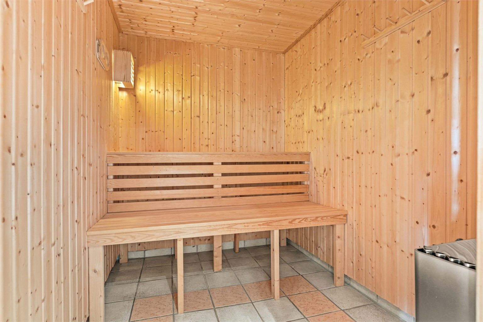 Egen badstue med gulvvarme og adkomst fra badet i kjelleretasjen.