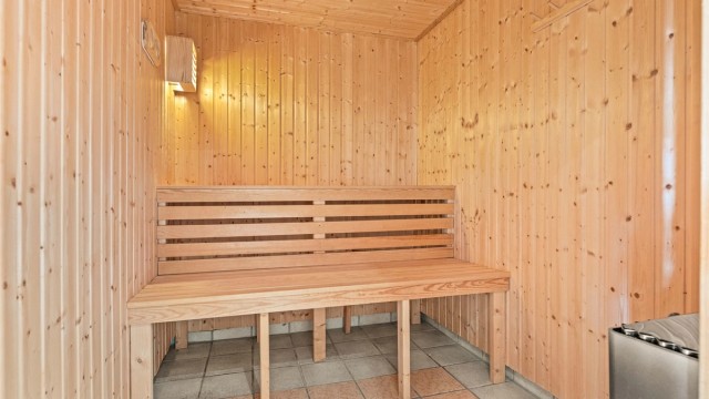 Egen badstue med gulvvarme og adkomst fra badet i kjelleretasjen.