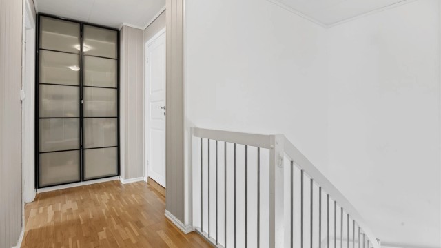 Innebygget garderobeskap med frostet glassfronter i gang (2. etasje)