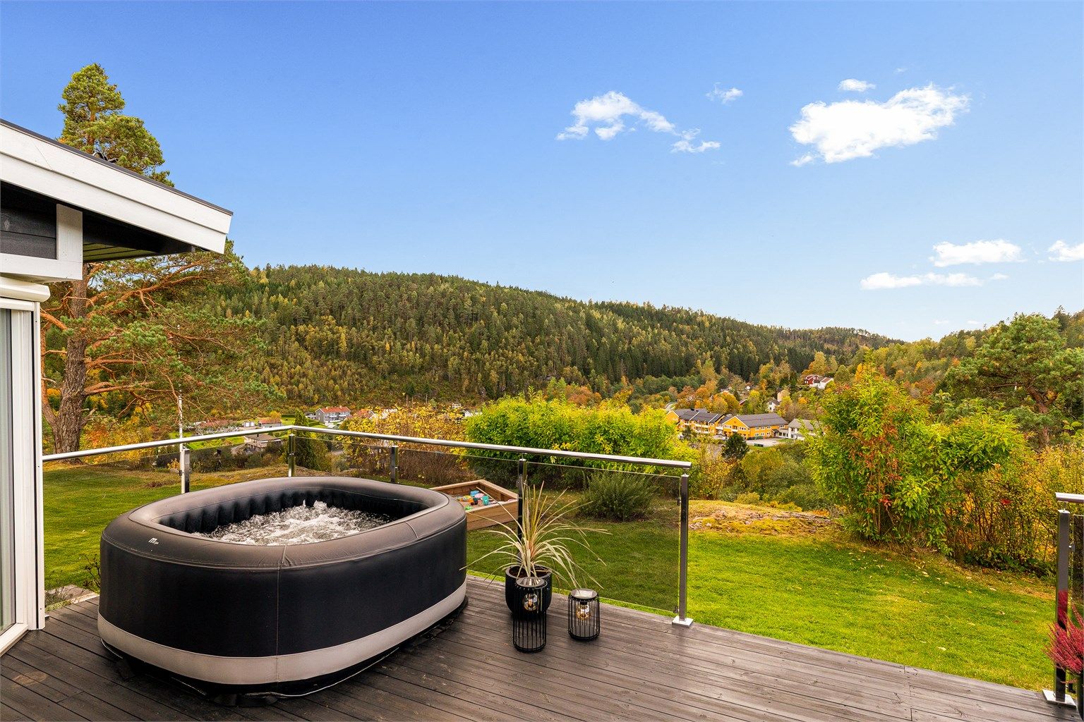 UTELIV: Med Jacuzzi på terrassen kan utelivet bli komfortabelt året rundt - med frisk luft og fuglesang som bonus.