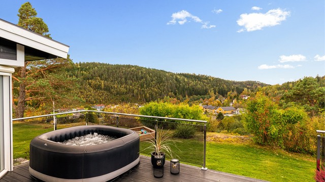 UTELIV: Med Jacuzzi på terrassen kan utelivet bli komfortabelt året rundt - med frisk luft og fuglesang som bonus.