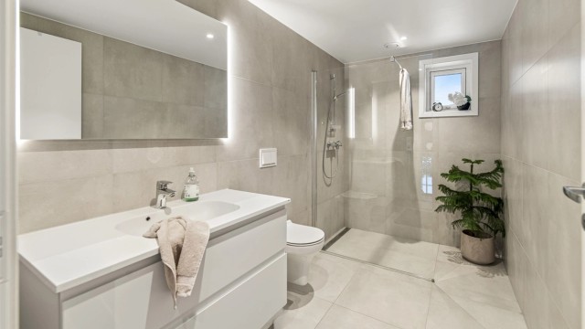 Delikat innredet bad i øverste etasje