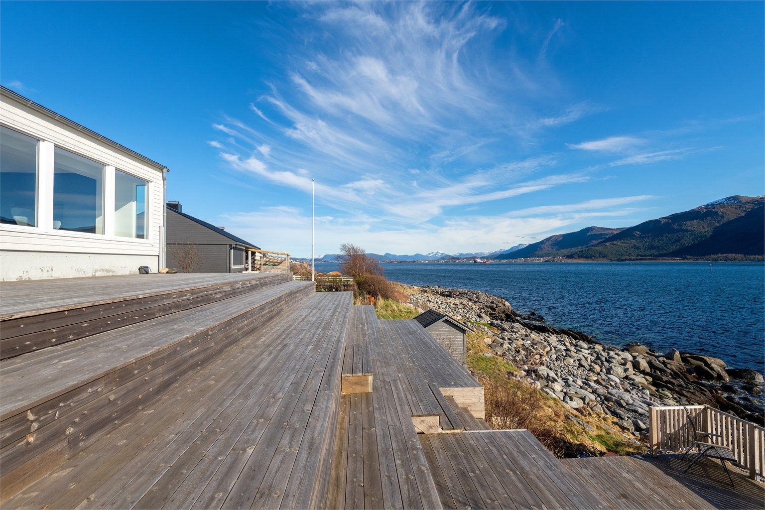 Terrasse i flere nivåer - like ved sjøen