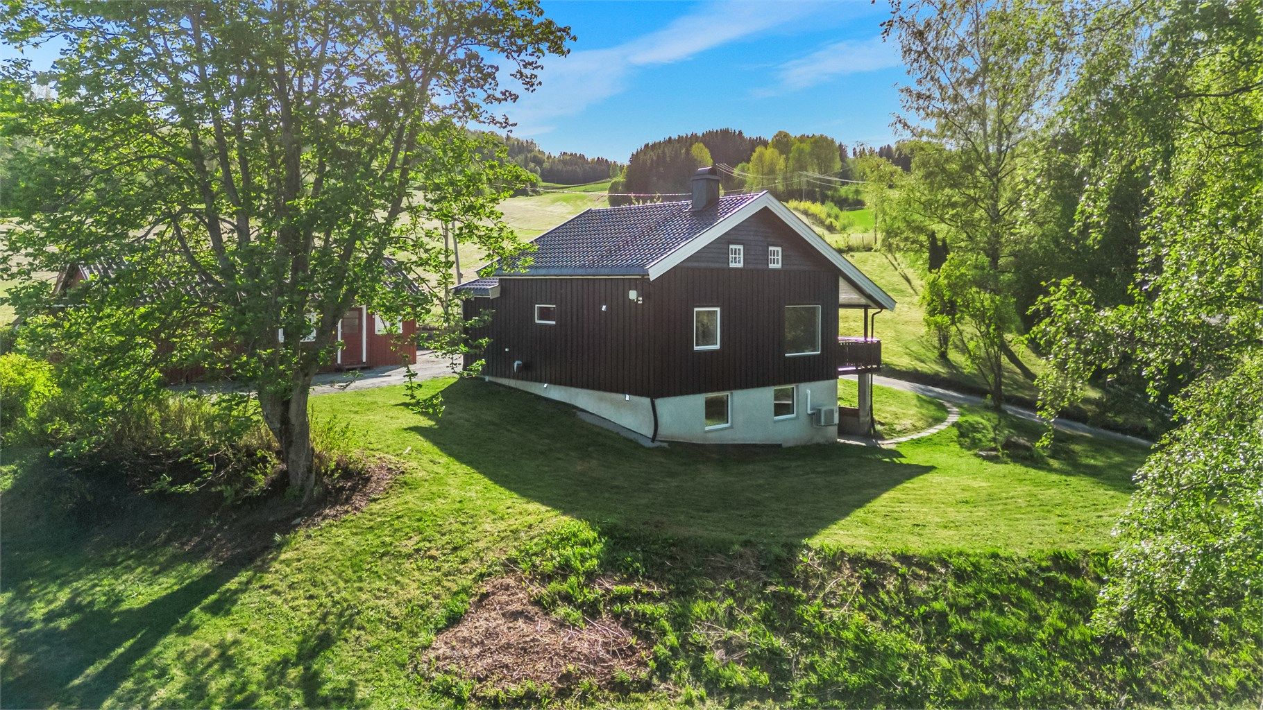 Flott hage opparbeidet rundt huset. gode solforhold.