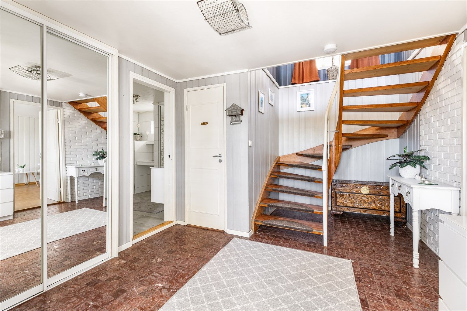 Utenom badet inneholder underetasjen også et rom benyttet som toalettrom, som er lett tilgjengelig fra den romslige hallen.