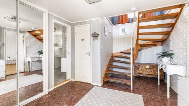 Utenom badet inneholder underetasjen også et rom benyttet som toalettrom, som er lett tilgjengelig fra den romslige hallen.