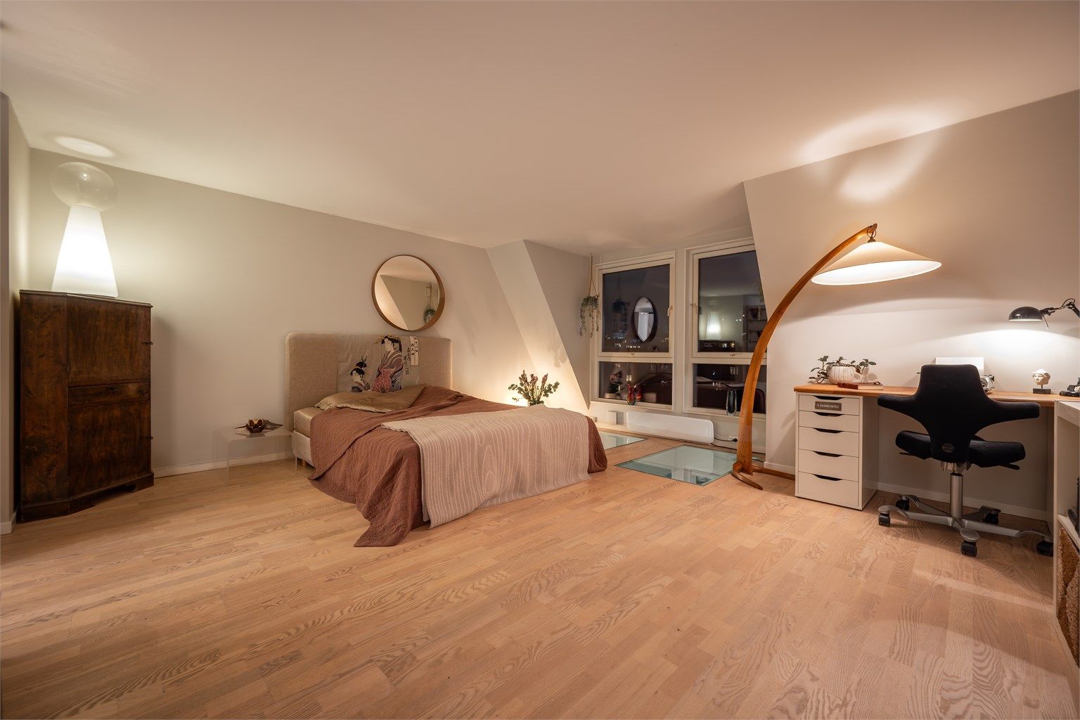 Det øvre soverommet er svært romslig, med glassfelt i gulvet som slipper lys ned til etasjen under.