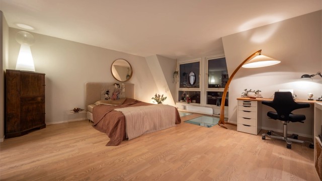 Det øvre soverommet er svært romslig, med glassfelt i gulvet som slipper lys ned til etasjen under.